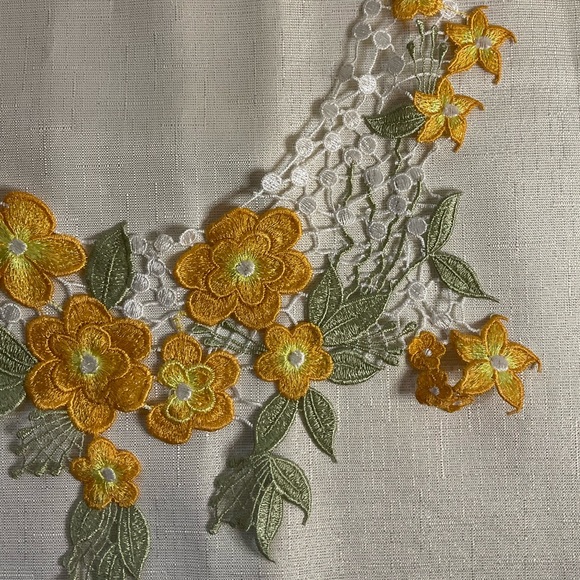 Floral  thread embroidery cutwork style neck line (1pc) appliqué of high quality - Picture 4 of 9